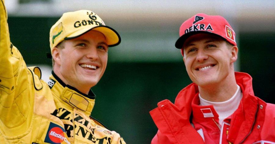 Die Brüder Michael Schumacher (r, Ferrari) und Ralf Schumacher (Jordan) winken nach dem Großen Preis von Deutschland auf dem Hockenheimring den Zuschauern zu.