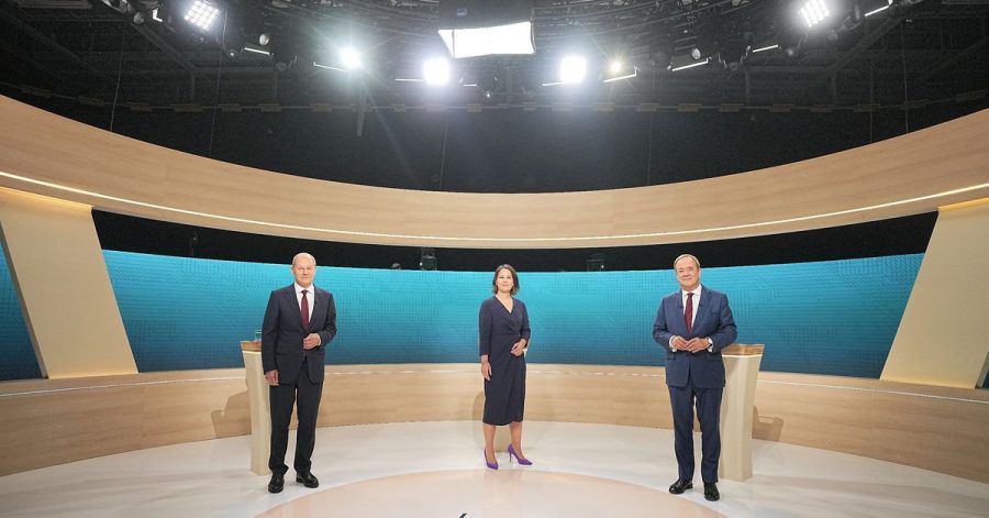 Kanzlerkandidat Olaf Scholz (SPD, l-r), Kanzlerkandidatin Annalena Baerbock (Bündnis90/Die Grünen) und Kanzlerkandidat Armin Laschet (CDU) stehen im Fernsehstudio.