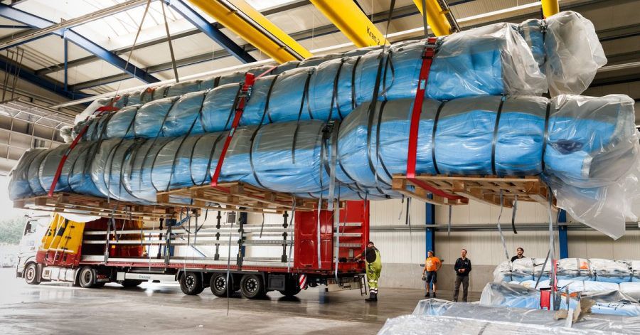 Stoffbahnen für die Verhüllung des Arc de Triomphe werden zum Transport auf einen Lastwagen verladen. Das Projekt des verstorbenen Künstlers Christo wird ab dem 18. September in Paris zu sehen sein.