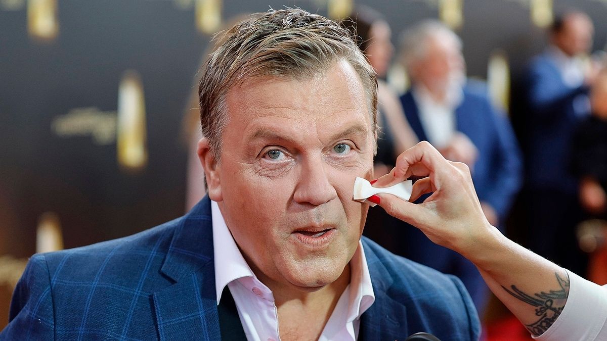 Starkes Zeichen Hape Kerkeling Widmet Ehrenpreis Queeren Menschen