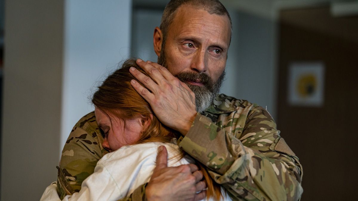 Filmkritik „Helden der Wahrscheinlichkeit“: Schräger Attentatsfilm mit Mads Mikkelsen
