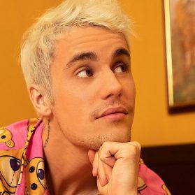 Harrison Ford: 'Indiana Jones 5' steht an Harrison Ford ist für den fünften 'Indiana Jones'-Teil zurück am Set. Der 79-jährige Schauspieler, der den waghalsigen Archäologen bereits seit einigen Jahrzehnten verkörpert, verletzte sich im Juni beim Dreh eines Stunts an der Schulter. Deshalb musste Ford für eine Weile pausieren. Ein Insider verriet jetzt der britischen 'The Sun'-Zeitung: "Alle sind froh, dass er zurück ist und kämpfen will. Der Dreh wurde angehalten und kann jetzt hoffentlich wieder anlaufen." Die weltweit grassierende Corona-Pandemie hatte zeitweise bereits für einen unfreiwilligen Drehstopp gesorgt. Filmemacher James Mangold, der die Verantwortung vom langjährigen Regisseur des Franchise Steven Spielberg übernahm, hat es also bei seinem Einstieg nicht unbedingt leicht. Hauptdarsteller Ford, der schon seit Anbeginn dabei ist, scheint jedoch ebenfalls für den Film zu leiden — immerhin ist der Hollywoodstar fast 80. Ein Bekannter verriet: "Es ist unglaublich. Er scheint sehr streng zu leben. Man kann seine Uhr danach stellen, er macht die gleichen Dinge jeden Tag zur gleichen Zeit. […] Das Training wäre für einen halb so alten Mann eine Strafe. Es ist echte Hingabe."