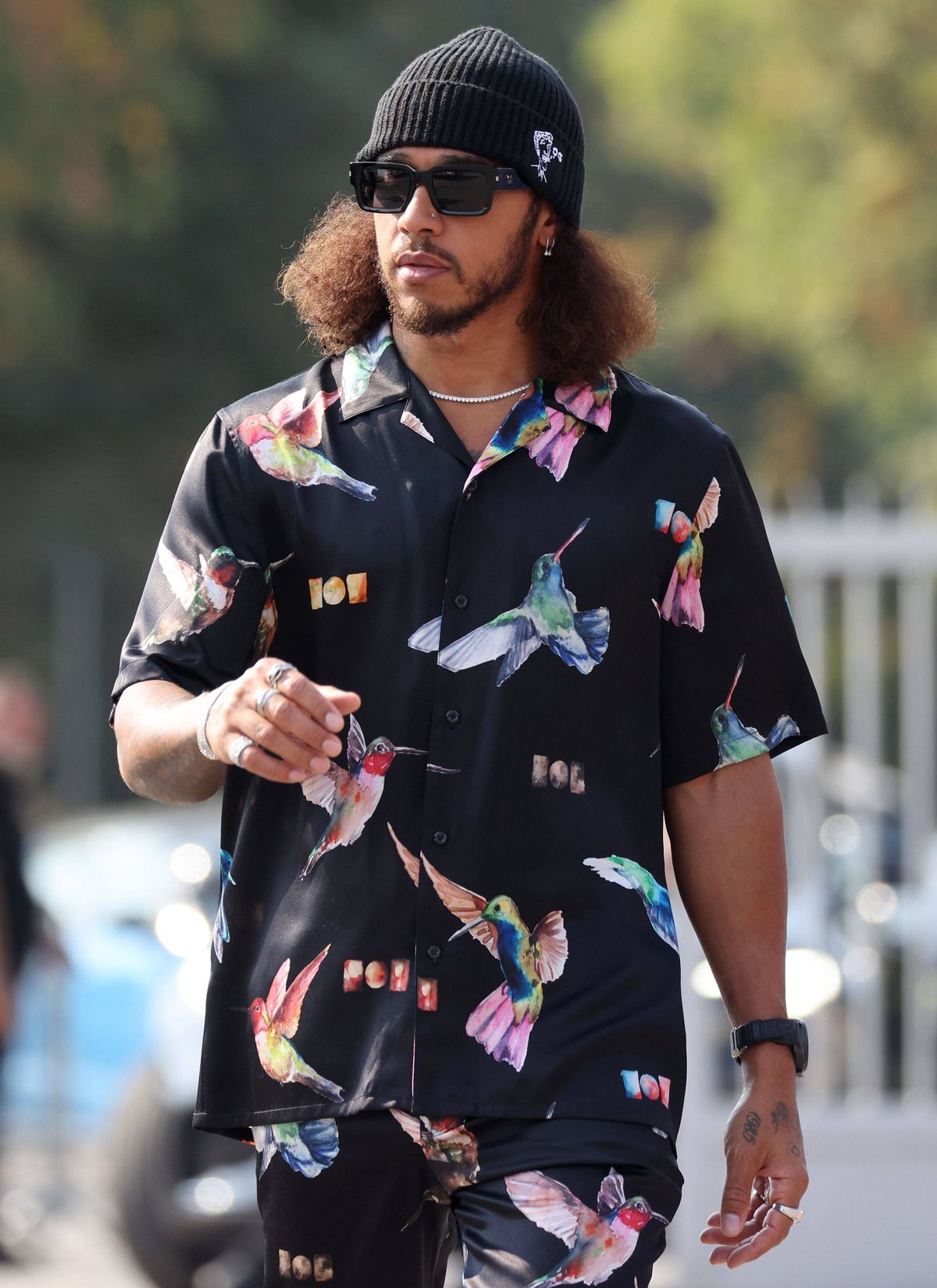 Lewis Hamilton mit gewagtem Look und neuer Frisur auf der Rennstrecke