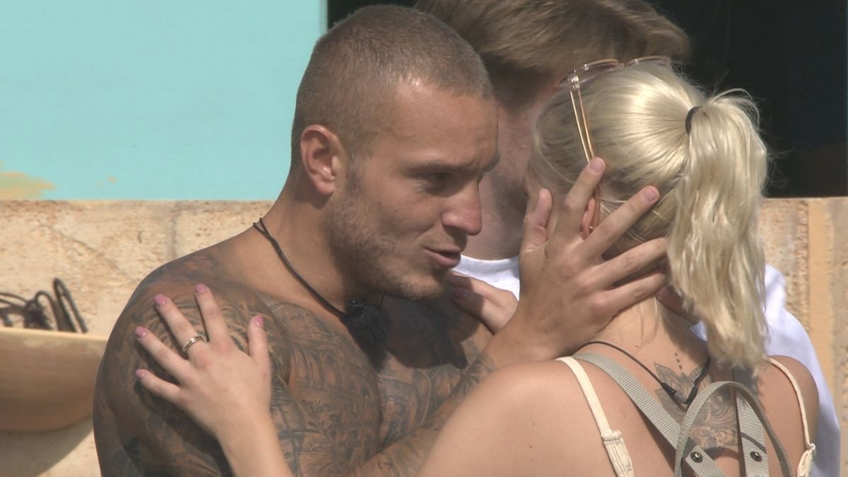 "Love Island" Tag 17: Heftige Vorwürfe, sind Dennis und Jennifer nur ein Fake-Couple?