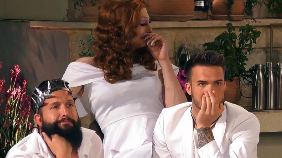 Max in der Mitte als Drag Queen verkleidet