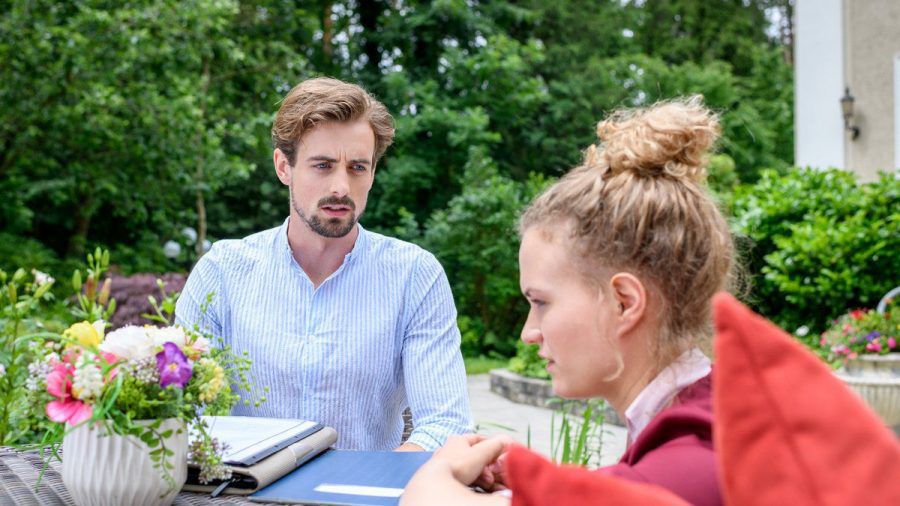 "Sturm der Liebe": Hannes gesteht Maja, dass er sich in einer finanziellen Notlage befindet. (cg/spot)