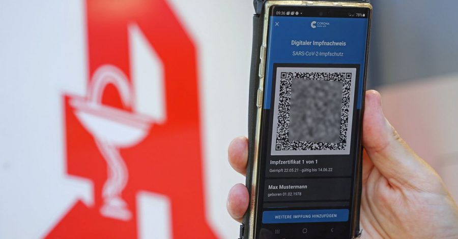 Eine Mitarbeiterin einer Münchner Apotheke soll gemeinsam mit Komplizen dafür nötige QR-Codes gefälscht und im Internet verkauft haben.