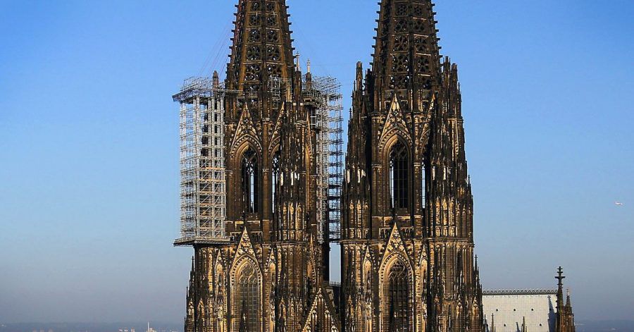 Die Westfassade des Kölner Doms mit dem Baugerüst.
