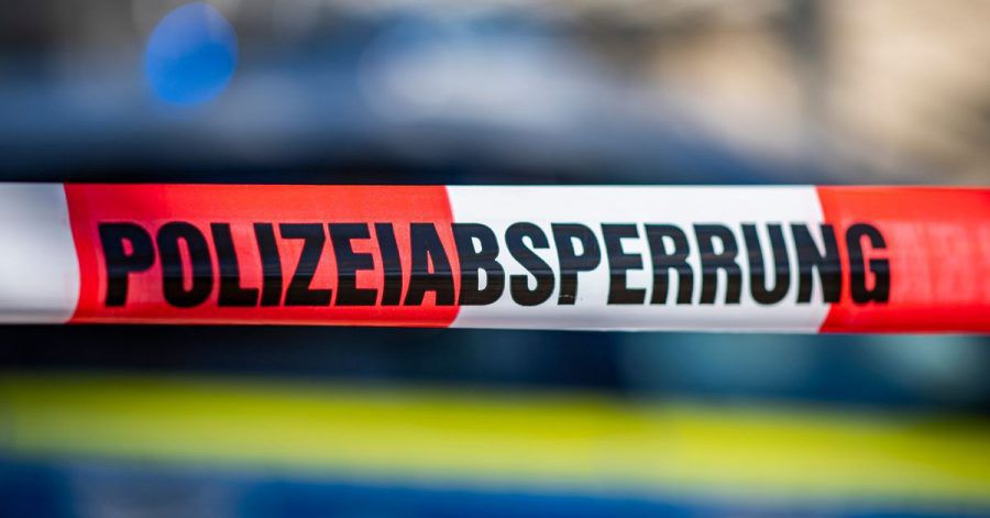 Eine Polizeiabsperrung. Symbolbild
