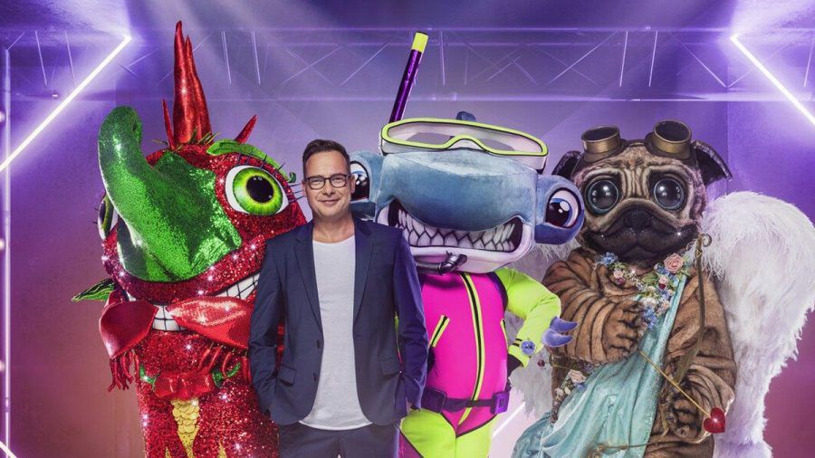 "The Masked Singer"-Moderator Matthias Opdenhövel mit der Chili, dem Hammerhai und dem Mops. (wue/spot)