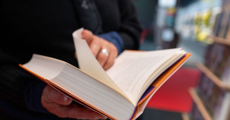 Zu wenig Papier - Verlage fürchten, dass Bücher zu Weihnachten Mangelware werden könnten.