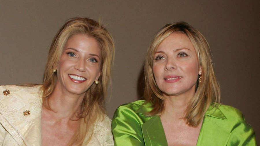 Candace Bushnell (l.) mit "Sex and the City"-Star Kim Cattrall. (smi/spot)