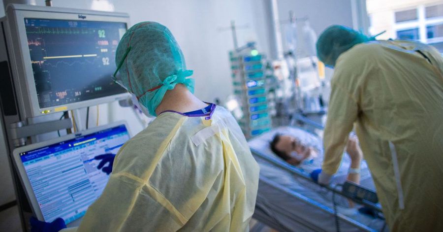 Krankenschwestern und Pflegekräfte arbeiten im besonders geschützten Teil der Intensivstation des Universitätsklinikums Greifswald. (Archivbild)