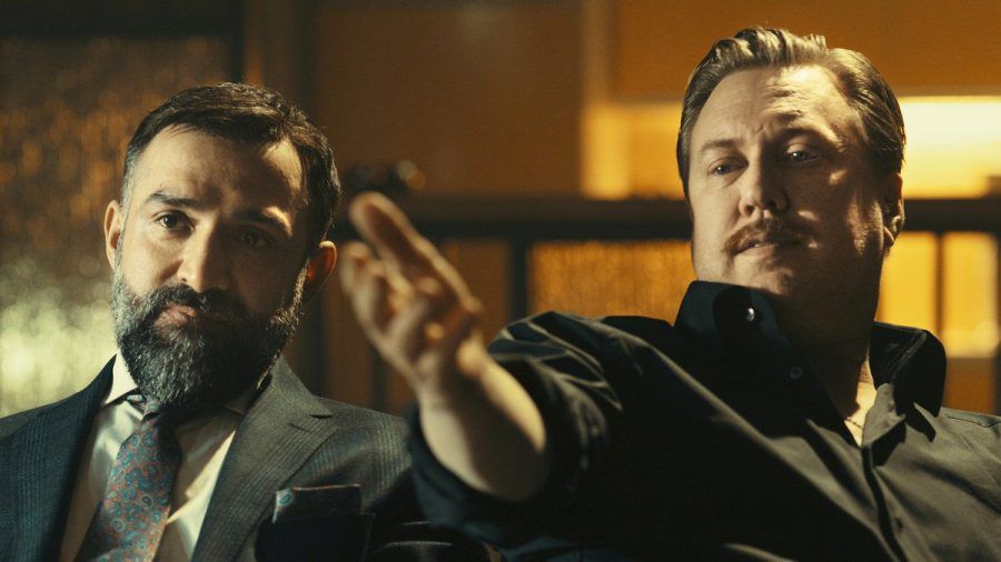 Nicholas Ofczarek (r.) als Privatdetektiv Julian Hessenthaler und David A. Hamade als Wiener Anwalt Ramin Mirfakhrai in "Die Ibiza Affäre" (ili/spot)