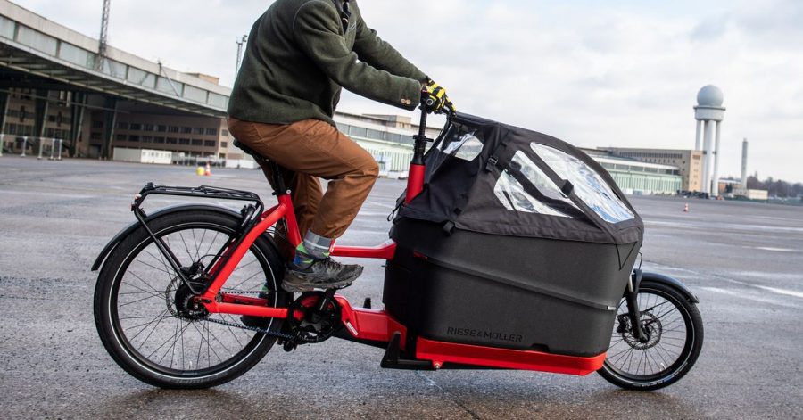 E-Lastenräder fahren sich nicht ganz so einfach. Deshalb sollte man sie ausprobieren, bevor man kauft.