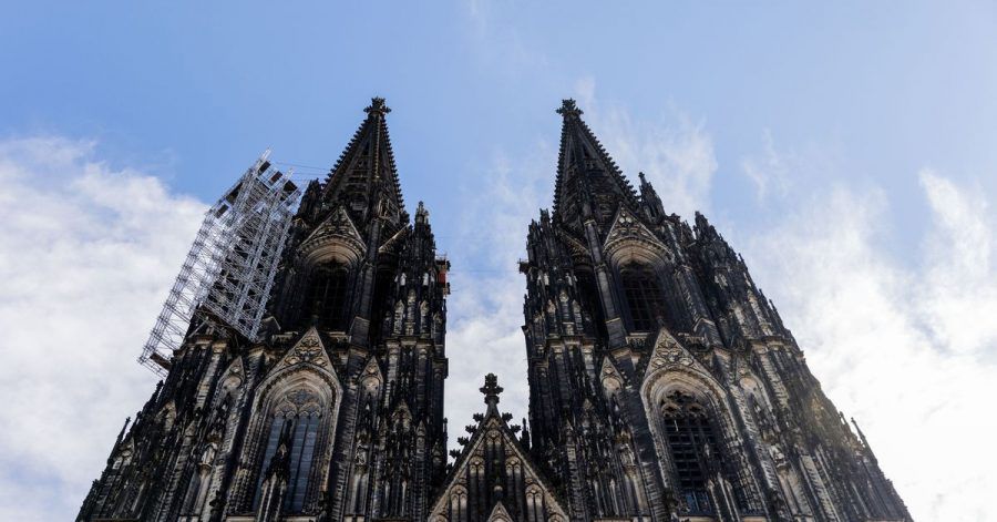 Blick auf das Gerüst am Nordturm des Doms.