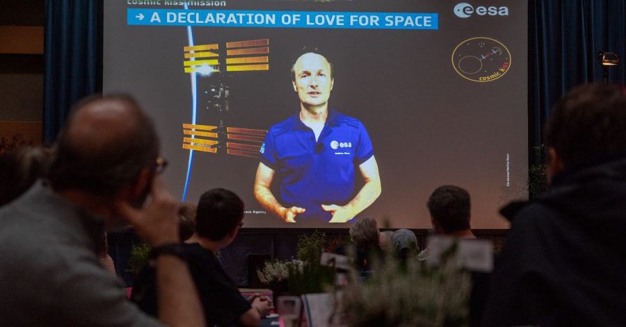 Matthias Maurer begrüßt per Video die Besucher der «Pre-Launch-Party» in seiner Heimatgemeinde.