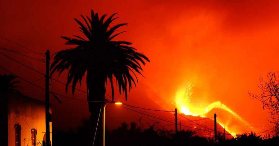 Lava fließt aus dem Vulkan Cumbre Vieja auf der Kanareninsel La Palma.