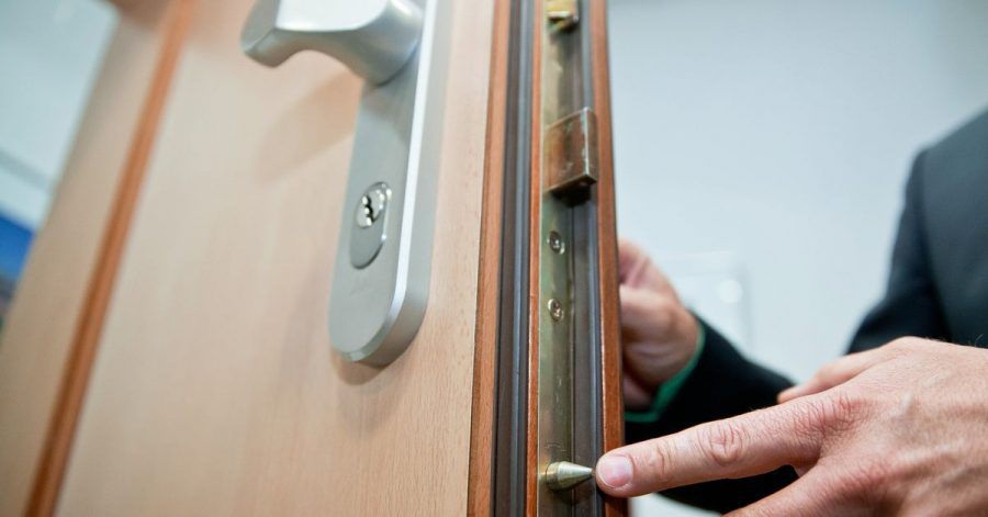 Wer seine Eigentumswohnung besser gegen Einbruch schützen will, braucht für entsprechende Maßnahmen oft die Erlaubnis der Miteigentümer.
