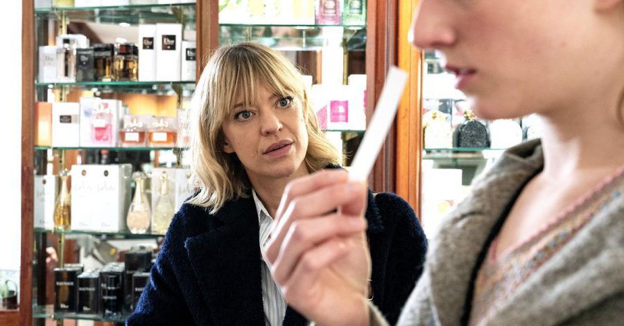 Ellen Berlinger (Heike Makatsch, l) versucht gemeinsam mit ihrer Zeugin Rosa (Henriette Nagel) herauszufinden, welches Parfum sie am Tatort gerochen hat.