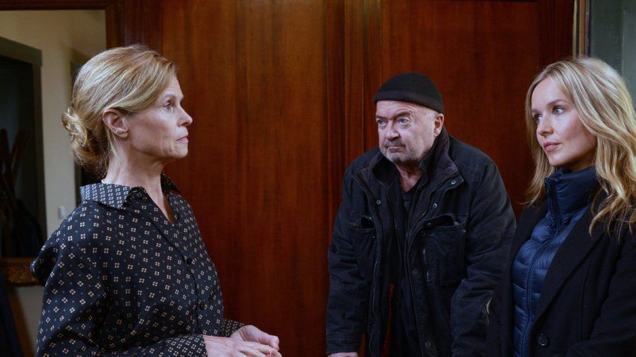 "Ein starkes Team: Sterben auf Probe": Otto (Florian Martens) hat Fragen an Erika (Leslie Malton), deren Mann einem Giftmord zum Opfer fiel. (cg/spot)