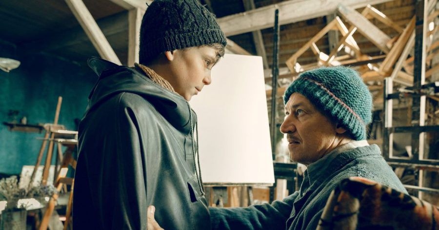 Max Ludwig Nansen (Tobias Moretti) spricht mit Siggi Jepsen (Levi Eisenblätter) über seine Bilder.