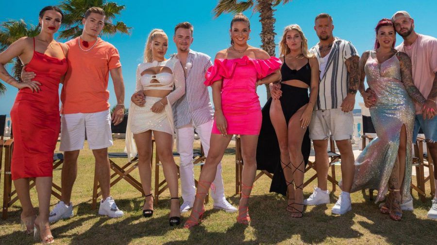 Moderatorin Lola Weippert (Mitte) und die Kandidatinnen und Kandidaten von "Temptation Island VIP": Paulina und Henrik, Emmy und Udo, Sandra und Juliano, Kate und Jakub (v.l.). (jom/spot)