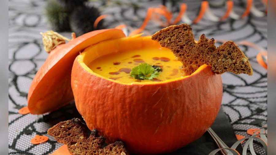 Eine Kürbissuppe passt nicht nur zum Herbst, sondern auch zu Halloween. (amw/ncz/spot)