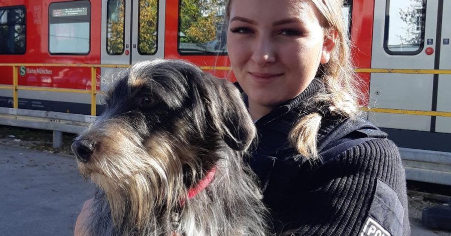 Der Rauhaardackel im Arm der Bundespolizistin Melanie.