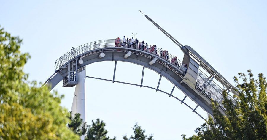 Fahrgäste einer Achterbahn der Universal Studios Japan sitzen fest.
