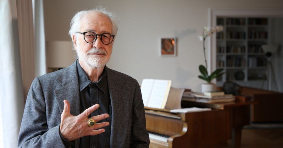 Der Konzeptkünstler Hans Haacke (85) zeigt den Kaiserring der Stadt Goslar.