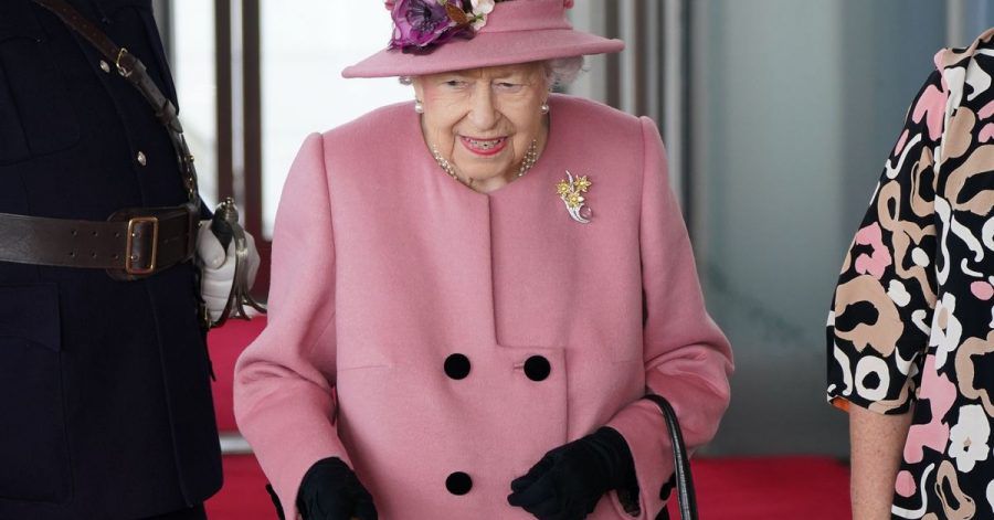 Die britische Königin Elizabeth II. mit Gehstock diese Woche in Wales.