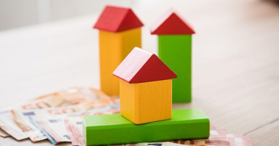 Wer eine lange Zinsbindung bei seinem Immobilienkredit wählt und die Angebote genau vergleicht, kann sehr viel Geld sparen.