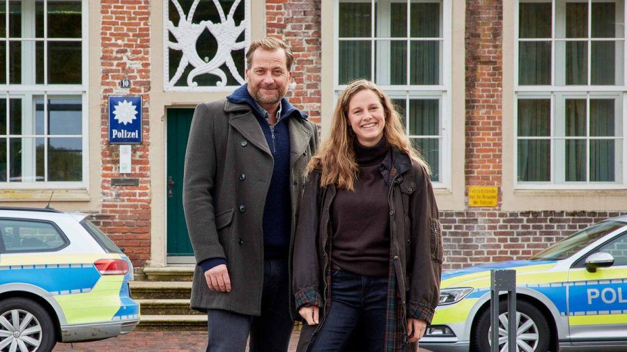 Frank Weller (Christian Erdmann) und Ann Kathrin Klaasen (Picco von Groote) ermitteln in zwei neuen ZDF-Samstagskrimis. (ncz/spot)