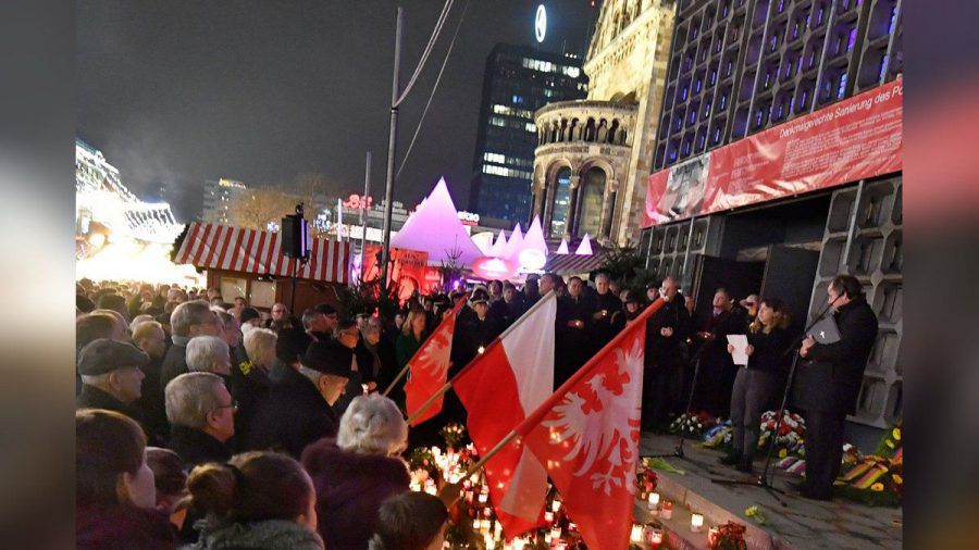 Menschen gedenken der Opfer des Terroranschlags auf dem Breitscheidplatz in Berlin. (stk/spot)