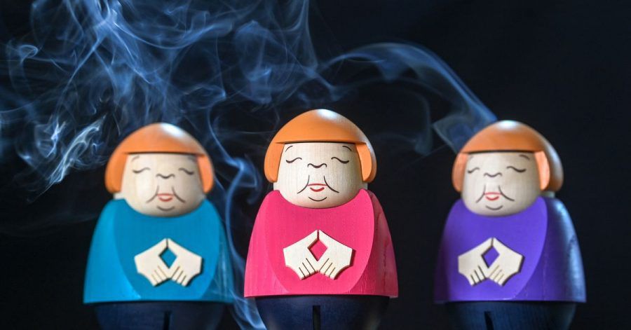 Merkel-Räucherfiguren in der Schauwerkstatt der Seiffner Volkskunst.