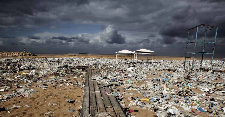 Plastikmüll an einem Strand am Mittelmeer nördlich von Beirut.