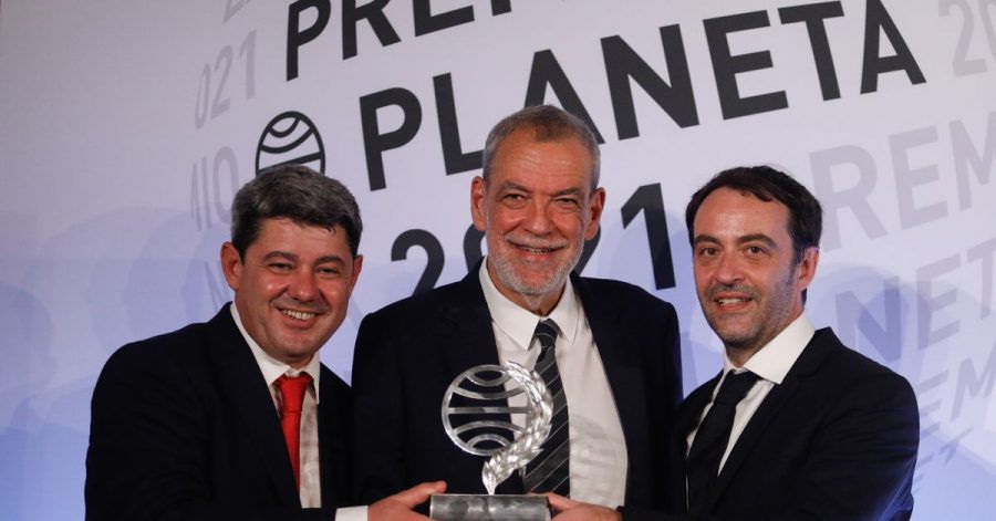 Die Schriftsteller Jorge Díaz (r-l), Agustín Martínez und Antonio Mercero haben den spanischen Literaturpeis Planeta gewonnen.