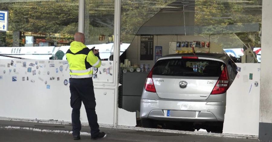 Fassade durchbrochen: Das Auto, gesteuert von einem kleinen Jungen, steht in einer Tankstelle in Bochum.