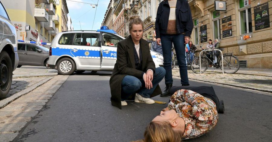 Anna Schneider (Milena Tscharntke) ist auf offener Straße tot zusammengebrochen, das untersuchen Leo Winkler (Cornelia Gröschel, l) und Karin Gorniak (Karin Hanczewski).
