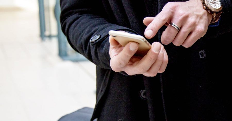 Flugreisende können nicht nur online einchecken, sondern oft auch schon ihre Impf-, Genesungs- und Testnachweise hochladen.