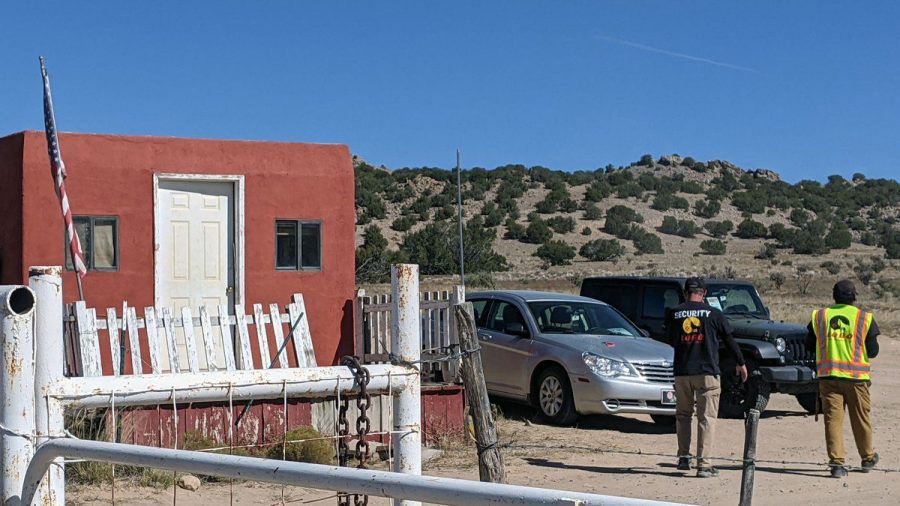 Polizei und Sicherheitskräfte begutachten den Tatort am Set von "Rust" im mexikanischen Santa Fe. (dr/spot)