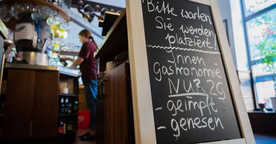 Eine Tafel mit der Aufschrift «Innengastronomie - Nur 2G - geimpft - genesen» steht in Schadt’s Brauerei Gasthaus.