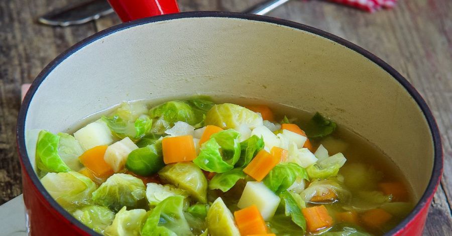 Verschiedene Gemüsesorten enthalten antivirale und antibakterielle Stoffe. Das macht sie zur perfekten Suppeneinlage, um als Hausmittel bei Erkältungen zum Einsatz zu kommen.