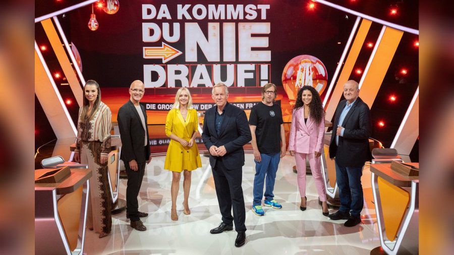 "Da kommst du nie drauf!": Moderator Johannes B. Kerner (M.) stellt Fragen rund um besondere Personen und unfassbare Tatsachen. (cg/spot)