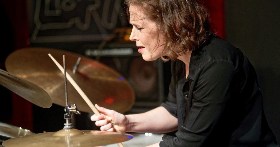 Die Schlagzeugerin Eva Klesse erhält den SWR Jazzpreis 2021.