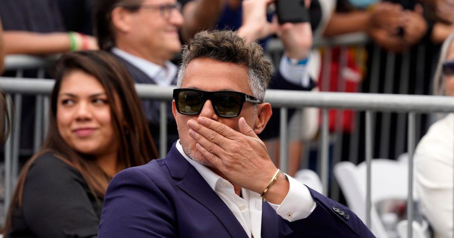 Der spanische Musiker Alejandro Sanz auf dem Walk of Fame in Los Angeles. Der 52-Jährige enthüllte am Freitag eine Sternenplakette mit seinem Namen im Herzen von Hollywood.