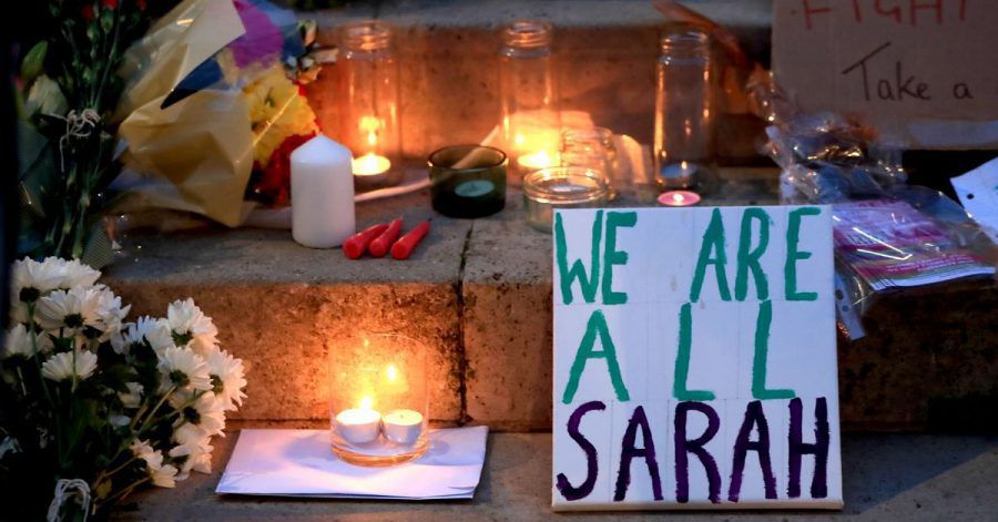 Kerzen und Blumen sind bei einer Mahnwache für die getötete Sarah Everard an der University of Leeds zu sehen. Nur wenige Tage nach dem Urteil gegen ihren Mörder ist ein weiterer britischer Hauptstadtpolizist wegen Vergewaltigung angeklagt worden.