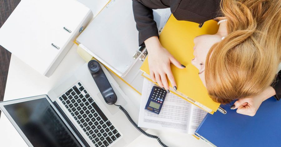 Die Arbeit stapelt sich? Die Gründe dafür können vielfältig sein. Oft hilft ein Gespräch mit der Führungskraft.
