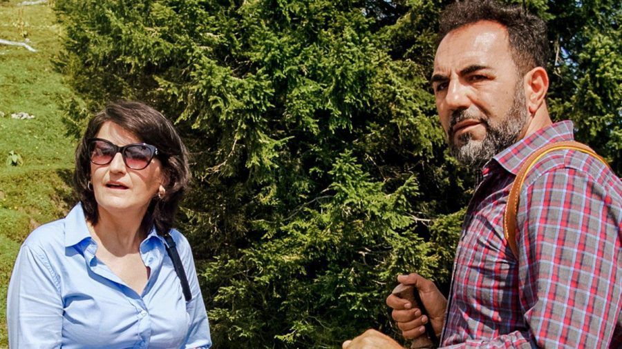 "Servus, Schwiegermutter!": Toni (Adnan Maral) und Farah (?iir Elo?lu) mögen sich nicht. (cg/spot)